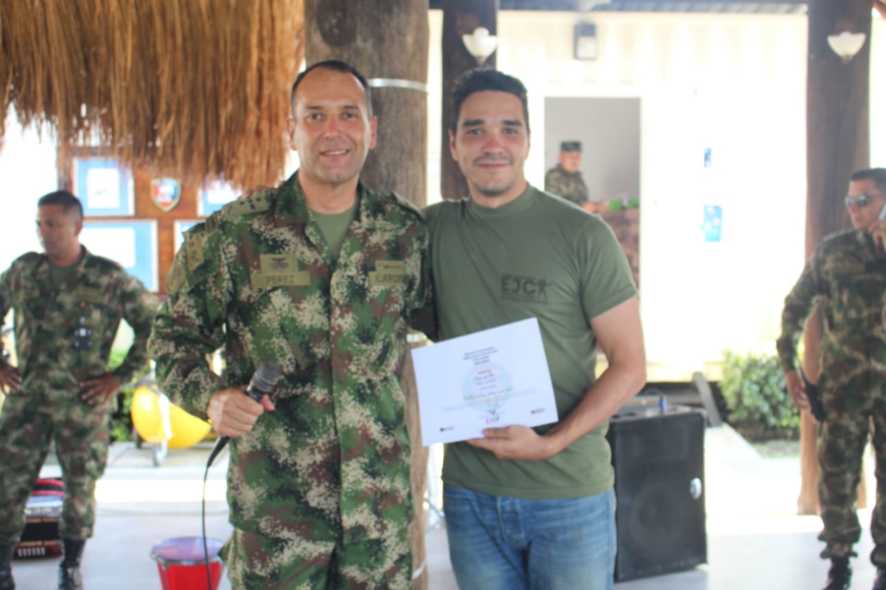 Coronel Nelson Fredy Avellaneda, Comandante IX Brigada junto al periodista Simón Guillén entregando reconocimiento.